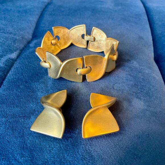 Vintage Givenchy Hourglass Gold Tone Link Bracelet & Clip Earrings Set 80s - Picture 4 of 11